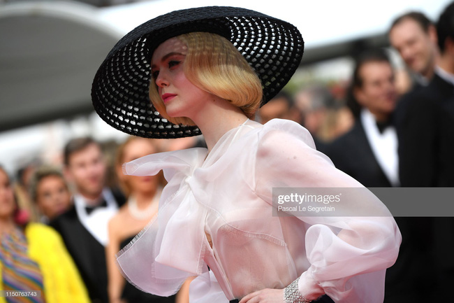 Thảm đỏ Cannes ngày thứ 8: Quý tử nhà David Bekham cực bảnh trai bên  bạn gái xinh đẹp, tiên nữ Elle Fanning lại chiếm spotlight nhờ bộ váy quý tộc  - Ảnh 6.