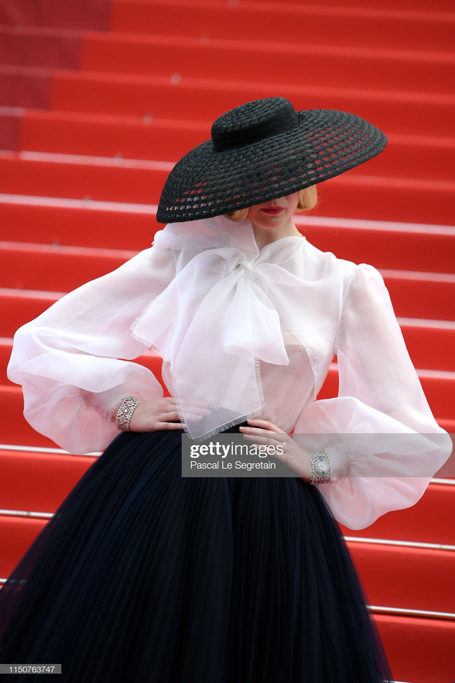 Thảm đỏ Cannes ngày thứ 8: Quý tử nhà David Bekham cực bảnh trai bên  bạn gái xinh đẹp, tiên nữ Elle Fanning lại chiếm spotlight nhờ bộ váy quý tộc  - Ảnh 7.