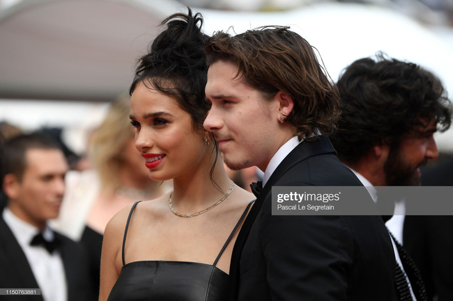 Thảm đỏ Cannes ngày thứ 8: Quý tử nhà David Bekham cực bảnh trai bên  bạn gái xinh đẹp, tiên nữ Elle Fanning lại chiếm spotlight nhờ bộ váy quý tộc  - Ảnh 10.