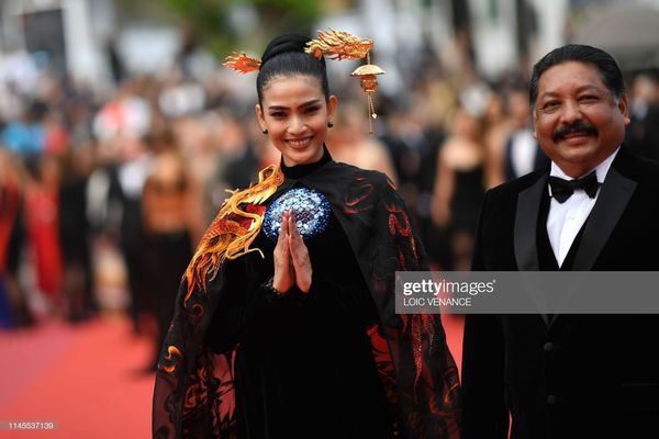 Thảm đỏ Cannes ngày 9: Sau Ngọc Trinh, đến lượt Trương Thị May khiến truyền thông quốc tế náo loạn  - Ảnh 6.