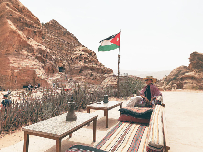 Mẹ 1 con xinh đẹp chi hàng trăm triệu đến Jordan đọc sách giữa Biển Chết, cưỡi lạc đà sa mạc - Ảnh 6.