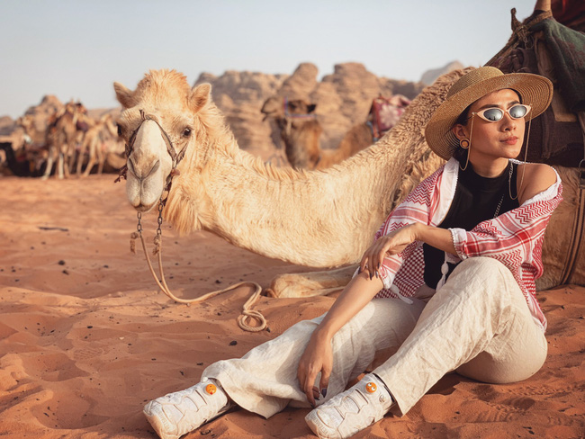 Mẹ 1 con xinh đẹp chi hàng trăm triệu đến Jordan đọc sách giữa Biển Chết, cưỡi lạc đà sa mạc - Ảnh 2.