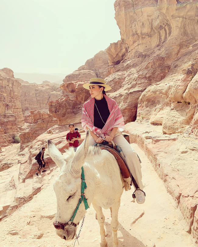 Mẹ 1 con xinh đẹp chi hàng trăm triệu đến Jordan đọc sách giữa Biển Chết, cưỡi lạc đà sa mạc - Ảnh 19.