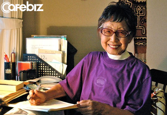 Cuộc đời rộn rã của phóng viên Tsuneko Sasamoto: 71 tuổi vẫn chăm chỉ làm việc, 86 tuổi miệt mài yêu đương, 102 tuổi gặt hái vinh quang vô tiền khoáng hậu - Ảnh 1.