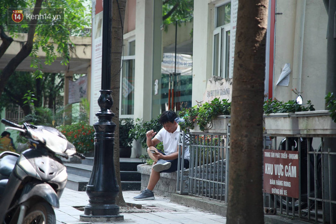Tỷ lệ chọi vào lớp 10 chuyên ở Hà Nội là 1/15, cha mẹ đội nắng 40 độ thấp thỏm lo âu chờ con thi - Ảnh 4.