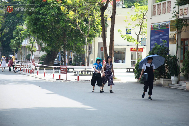 Tỷ lệ chọi vào lớp 10 chuyên ở Hà Nội là 1/15, cha mẹ đội nắng 40 độ thấp thỏm lo âu chờ con thi - Ảnh 7.