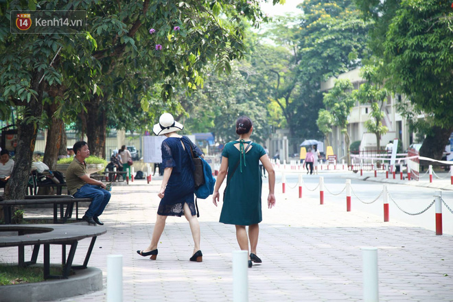 Tỷ lệ chọi vào lớp 10 chuyên ở Hà Nội là 1/15, cha mẹ đội nắng 40 độ thấp thỏm lo âu chờ con thi - Ảnh 8.