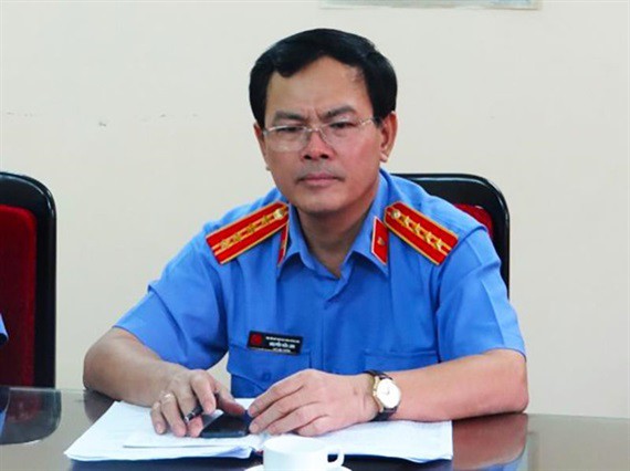 Ông Nguyễn Hữu Linh nguỵ trang kín mít khi đến tòa nhận quyết định triệu tập vụ dâm ô bé gái - Ảnh 1.