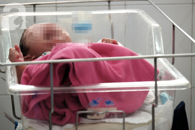 Mang bệnh đe dọa tính mạng 2 đứa con trong bụng, mẹ lặng người nằm nghe 20 bác sĩ mổ cứu con ở tuần thai thứ 34 - Ảnh 4.