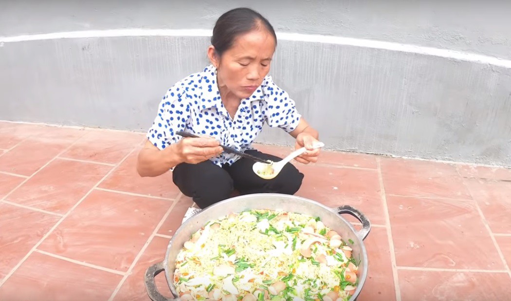 Bà Tân Vlog trở thành hiện tượng ở tuổi 60: Chuyện về lòng hiếu thảo của cậu con trai yêu mẹ - Ảnh 9.