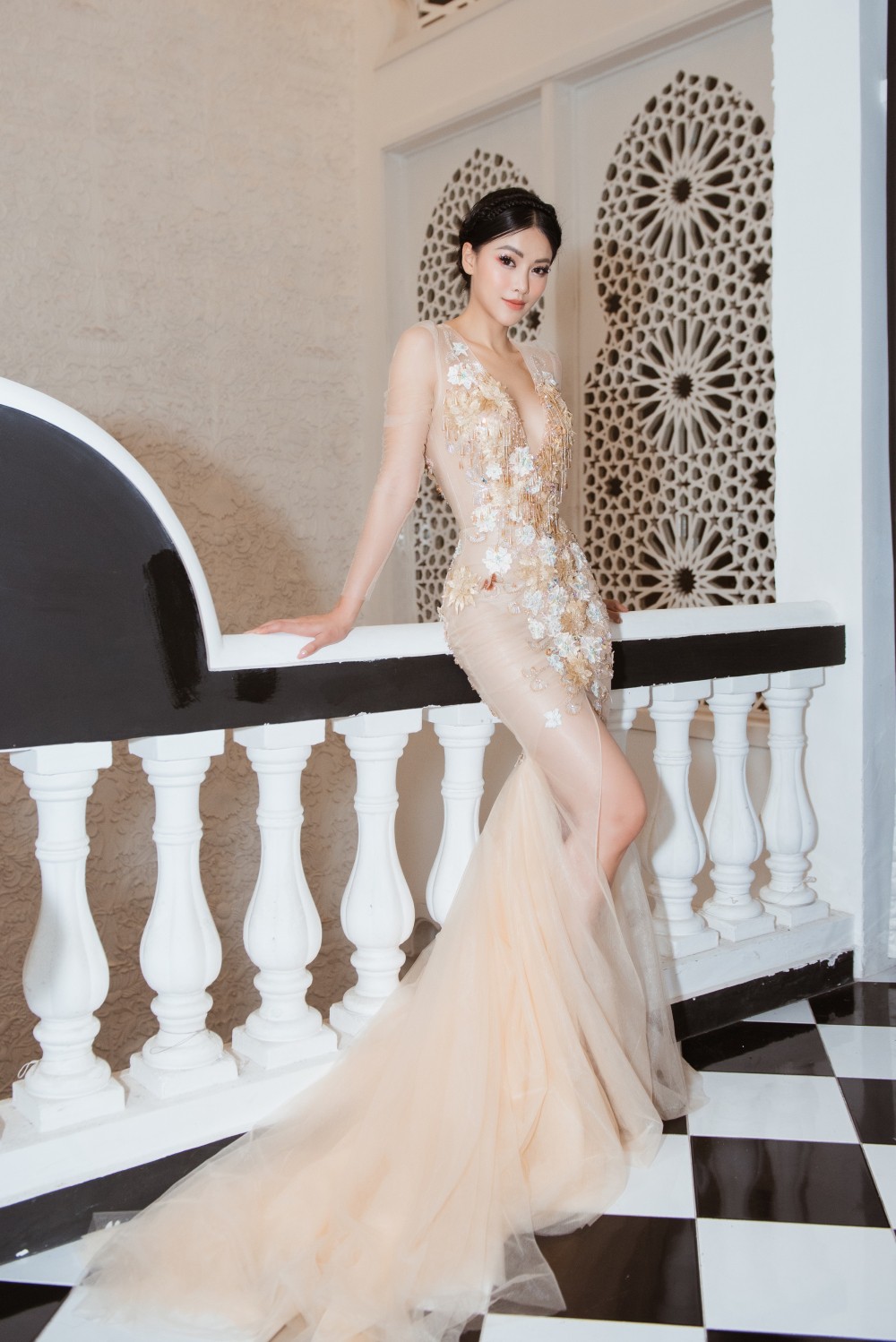 Hoa hậu Phương Khánh diện đầm xuyên thấu, khoe vòng eo 54cm trứ danh  - Ảnh 1.