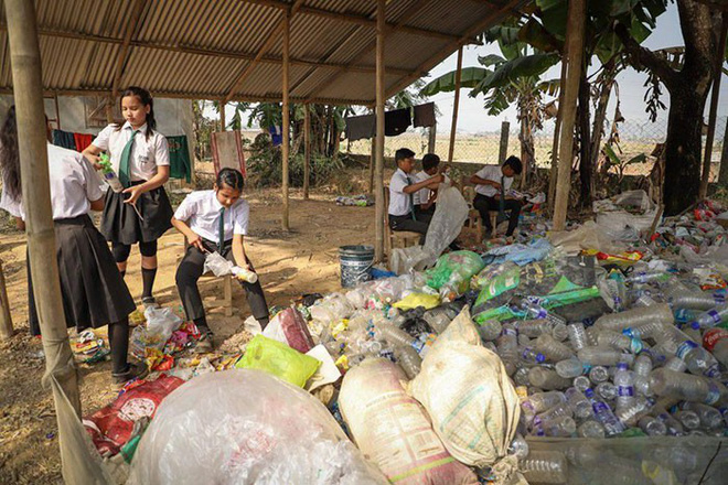 Thay vì tiền, ngôi trường trong rừng này lại yêu cầu học sinh đóng học phí bằng một thứ không ai ngờ tới - Ảnh 6.