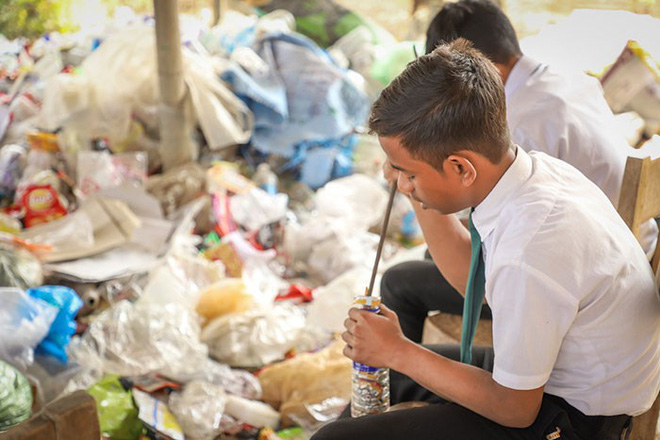 Thay vì tiền, ngôi trường trong rừng này lại yêu cầu học sinh đóng học phí bằng một thứ không ai ngờ tới - Ảnh 7.