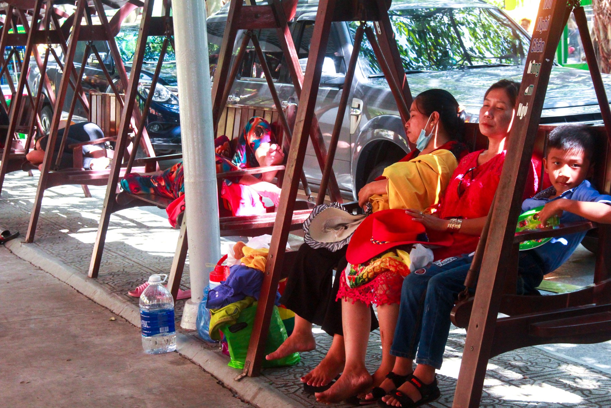 Người lớn ngủ gục, trẻ em nằm vắt vưởng khắp nơi ở Suối Tiên vì nắng nóng trong dịp Tết thiếu nhi 1/6 - Ảnh 18.