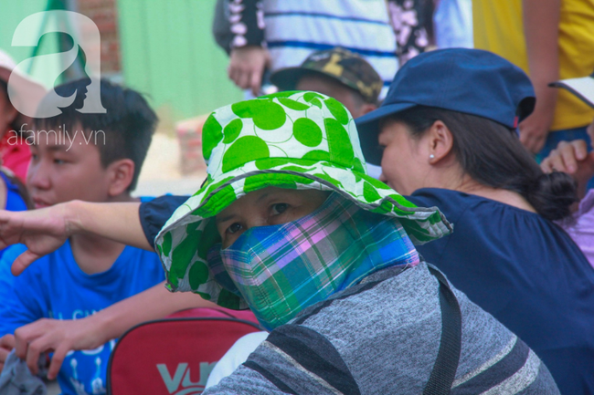 Người lớn ngủ gục, trẻ em nằm vắt vưởng khắp nơi ở Suối Tiên vì nắng nóng trong dịp Tết thiếu nhi 1/6 - Ảnh 5.