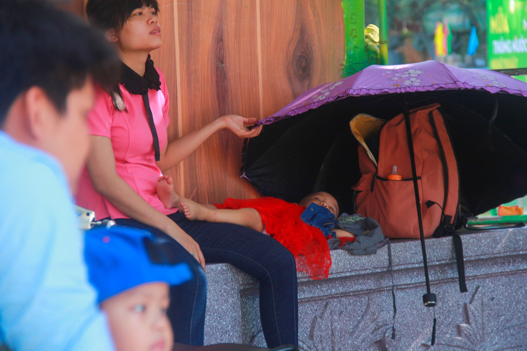 Người lớn ngủ gục, trẻ em nằm vắt vưởng khắp nơi ở Suối Tiên vì nắng nóng trong dịp Tết thiếu nhi 1/6 - Ảnh 9.