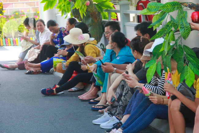Người lớn ngủ gục, trẻ em nằm vắt vưởng khắp nơi ở Suối Tiên vì nắng nóng trong dịp Tết thiếu nhi 1/6 - Ảnh 10.