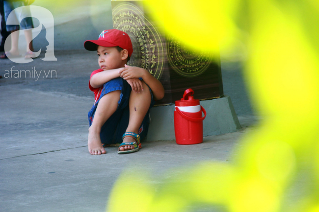 Người lớn ngủ gục, trẻ em nằm vắt vưởng khắp nơi ở Suối Tiên vì nắng nóng trong dịp Tết thiếu nhi 1/6 - Ảnh 11.