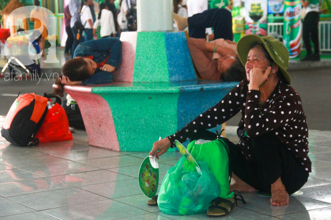 Người lớn ngủ gục, trẻ em nằm vắt vưởng khắp nơi ở Suối Tiên vì nắng nóng trong dịp Tết thiếu nhi 1/6 - Ảnh 17.