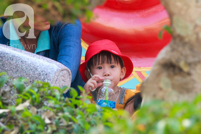 Người lớn ngủ gục, trẻ em nằm vắt vưởng khắp nơi ở Suối Tiên vì nắng nóng trong dịp Tết thiếu nhi 1/6 - Ảnh 12.