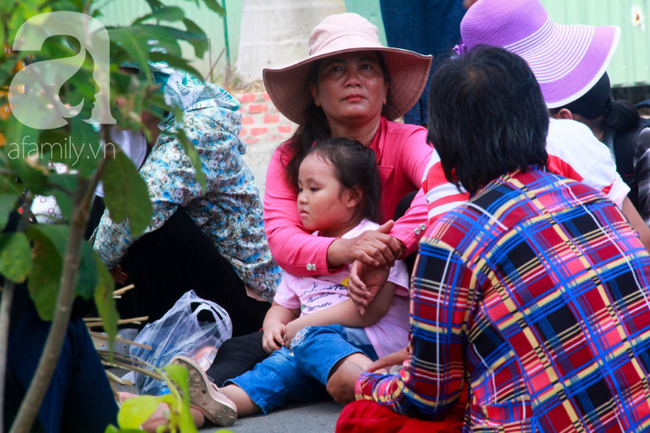Người lớn ngủ gục, trẻ em nằm vắt vưởng khắp nơi ở Suối Tiên vì nắng nóng trong dịp Tết thiếu nhi 1/6 - Ảnh 13.