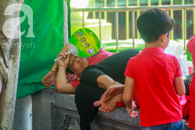 Người lớn ngủ gục, trẻ em nằm vắt vưởng khắp nơi ở Suối Tiên vì nắng nóng trong dịp Tết thiếu nhi 1/6 - Ảnh 16.