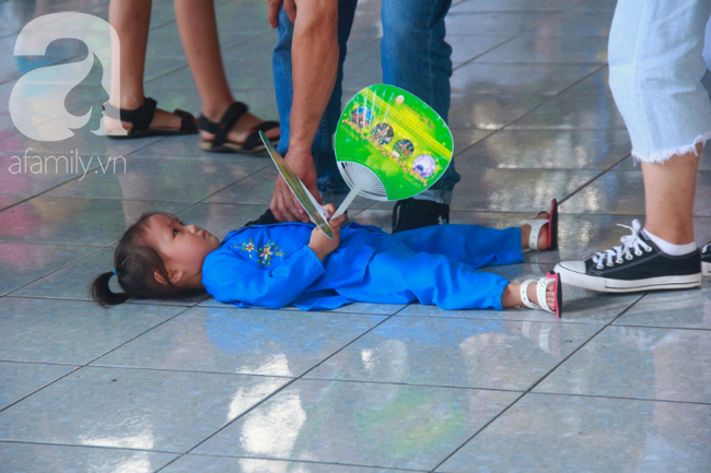 Người lớn ngủ gục, trẻ em nằm vắt vưởng khắp nơi ở Suối Tiên vì nắng nóng trong dịp Tết thiếu nhi 1/6 - Ảnh 14.