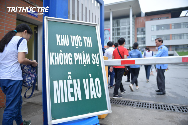 Những cái ôm ấm áp của phụ huynh Hà Nội dành cho con em trước khi vào kỳ thi tuyển lớp 10 - Ảnh 6.