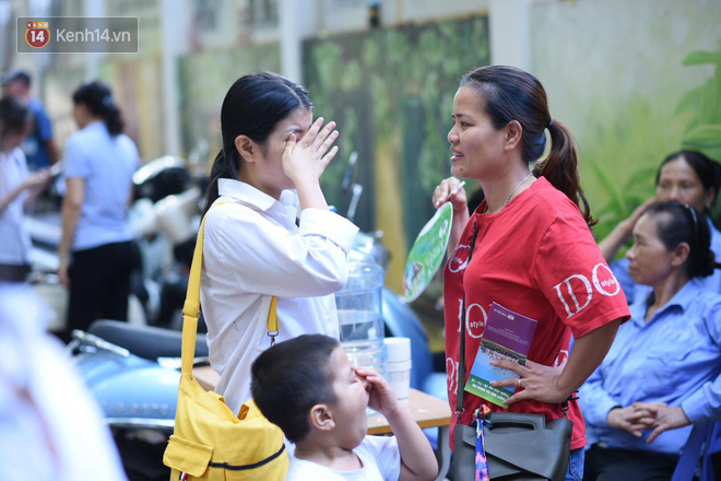 Hàng loạt thí sinh và phụ huynh bật khóc nức nở ngoài cổng trường thi vì không làm được bài - Ảnh 3.