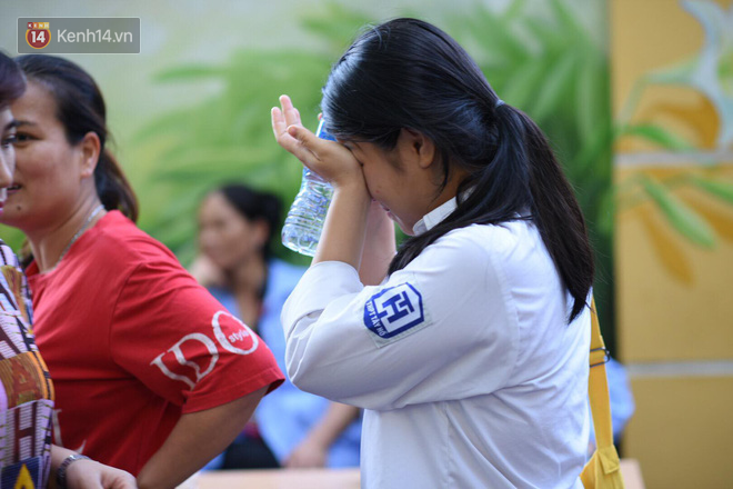 Hàng loạt thí sinh và phụ huynh bật khóc nức nở ngoài cổng trường thi vì không làm được bài - Ảnh 5.