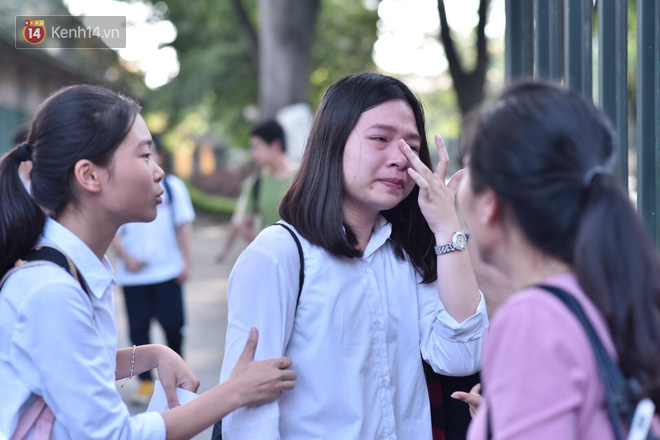 Hàng loạt thí sinh và phụ huynh bật khóc nức nở ngoài cổng trường thi vì không làm được bài - Ảnh 9.