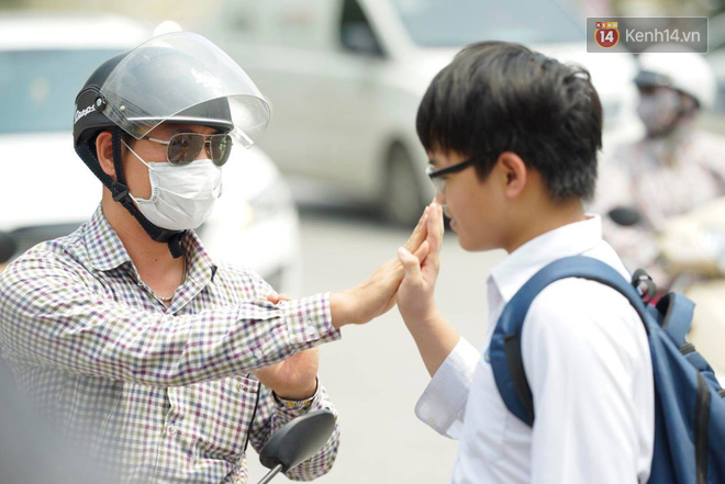 Cha mẹ ôm hôn an ủi khi con bật khóc trước cổng trường thi: Mệt rồi, mình về nhà thôi con! - Ảnh 8.