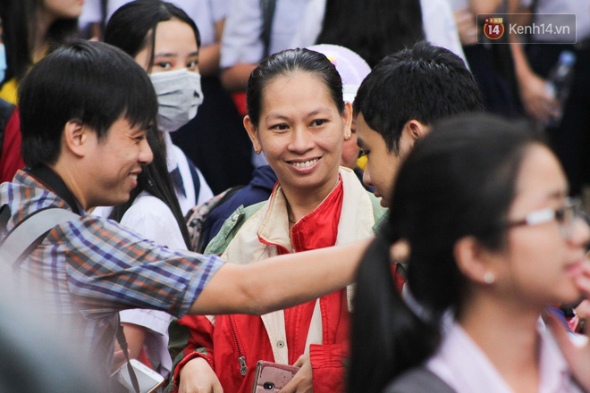 Cha mẹ ôm hôn an ủi khi con bật khóc trước cổng trường thi: Mệt rồi, mình về nhà thôi con! - Ảnh 9.