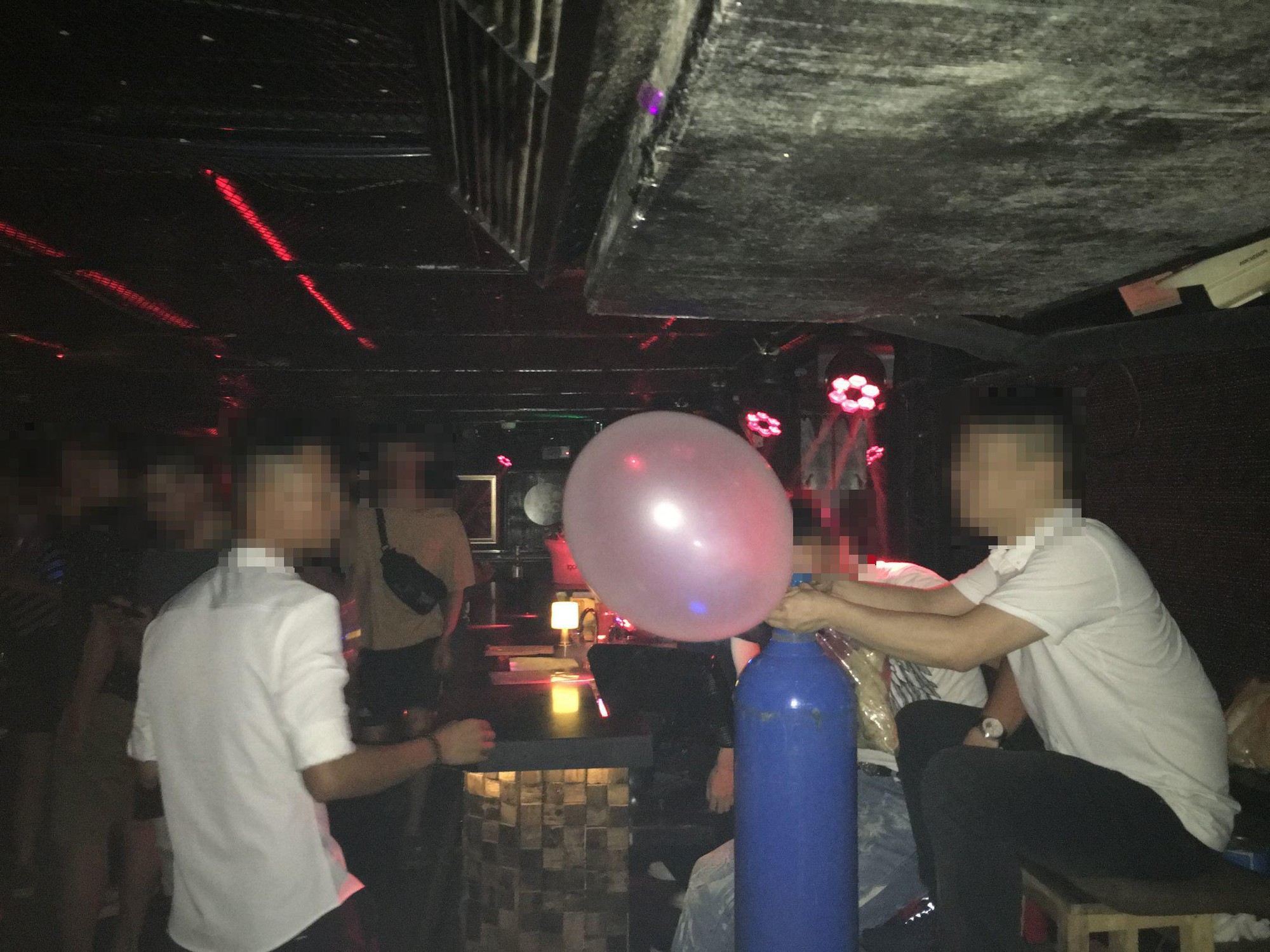 “Bóng cười” gây ngộ độc, rối loạn tâm thần, vì sao chưa cấm? - Ảnh 3.