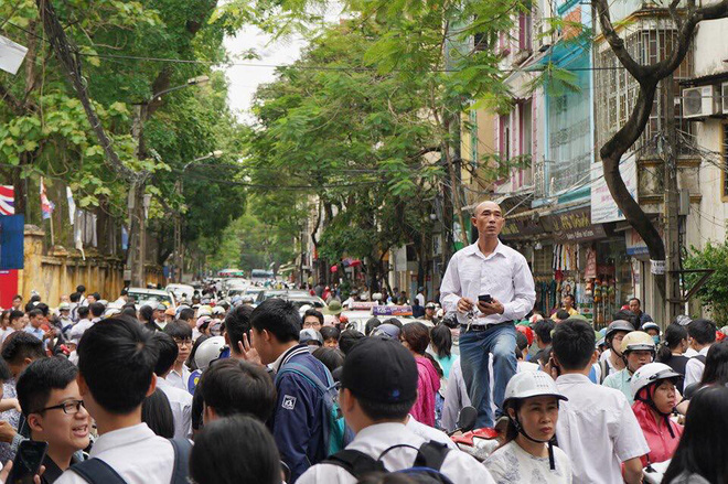 Chuyện vai áo mồ hôi chua, mắt nhòe đi vì máy tính và những ngày nắng ngồi cổng trường đợi con thi - Ảnh 13.