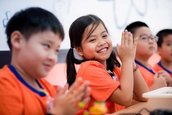 Chuyện vai áo mồ hôi chua, mắt nhòe đi vì máy tính và những ngày nắng ngồi cổng trường đợi con thi - Ảnh 10.