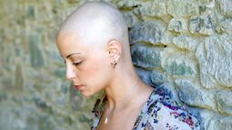 Bị ung thư vú nên phải hóa trị rụng hết tóc, còn ốm yếu không đi làm được, người phụ nữ rụng rời chân tay khi nghe tin... bác sĩ nhầm