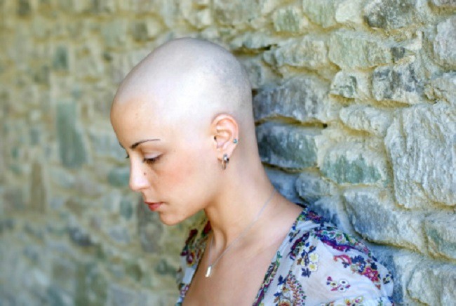 Được chuẩn đoán ung thư nên phải hóa trị rụng hết tóc, còn ốm yếu không đi làm được, người phụ nữ rụng rời chân tay khi nghe tin 