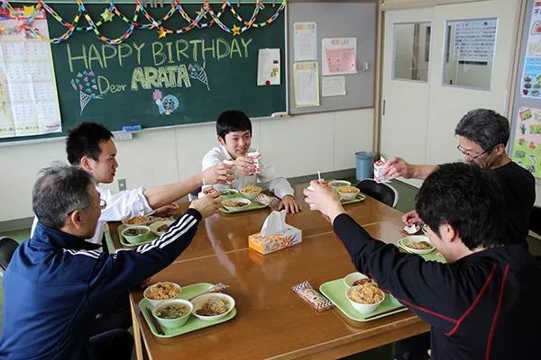 Nam sinh cô đơn nhất Nhật Bản: Học một mình một trường, được giáo viên - hiệu trưởng thay nhau chăm sóc - Ảnh 6.