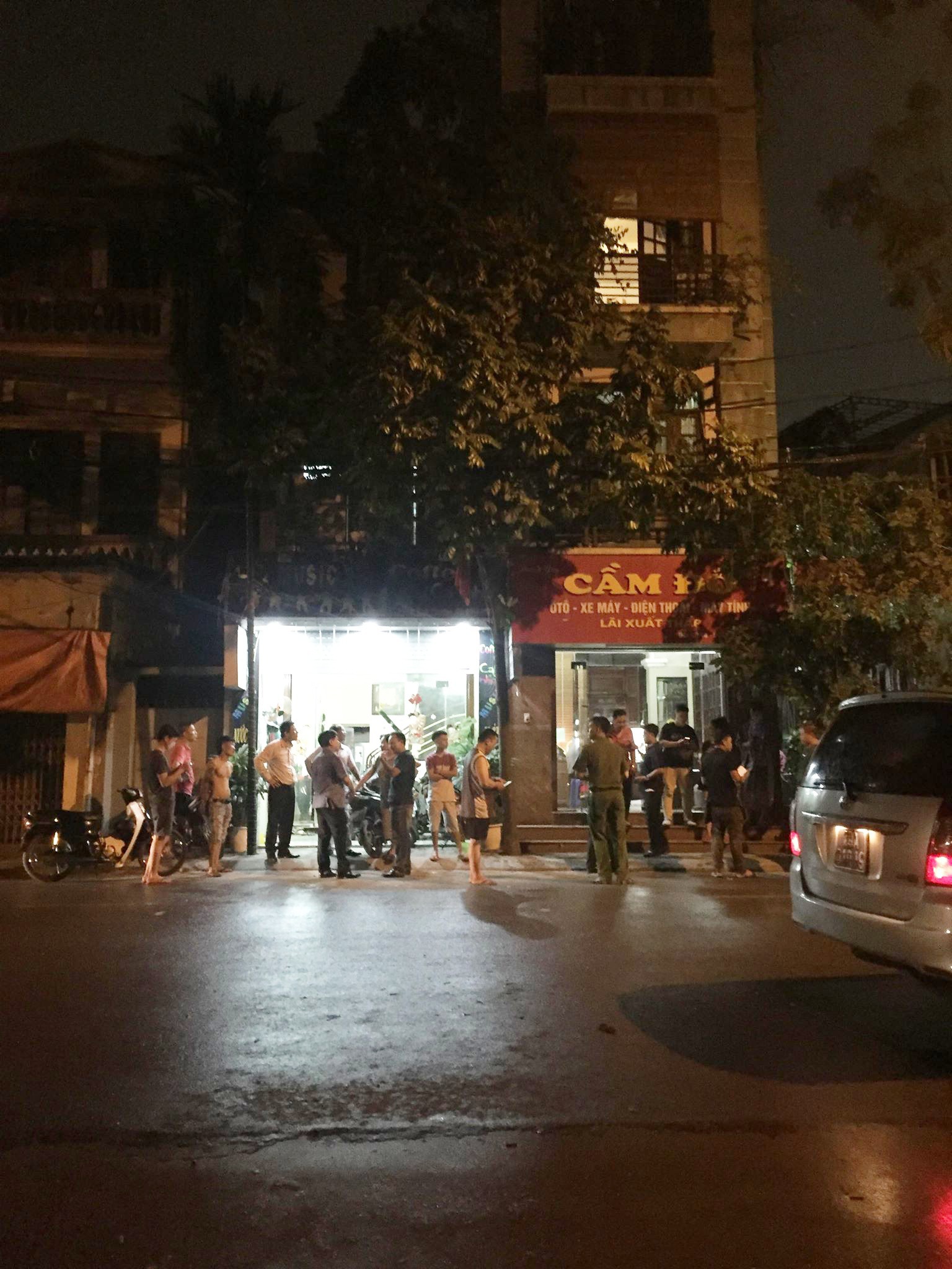 Nam thanh niên xông vào tiệm cầm đồ ở Hà Nội, đâm nữ chủ tiệm rồi kéo nạn nhân lên tầng 2 cố thủ - Ảnh 1.