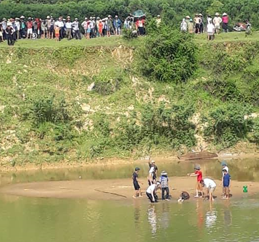 Đi mò hến, chồng và con trai riêng của vợ đuối nước tử vong thương tâm - Ảnh 1.