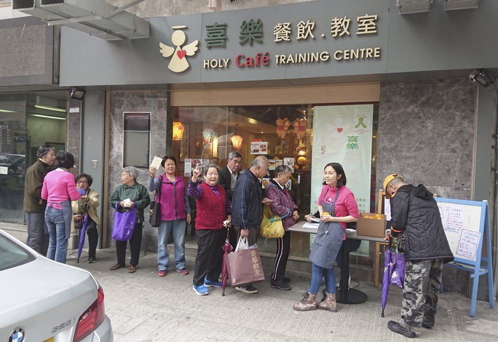 Con gái tự kỷ của Maria Sung không thể tìm được việc làm, vì vậy cô đã mở một quán cà phê để thuê những người khuyết tật học tập - Ảnh 2.