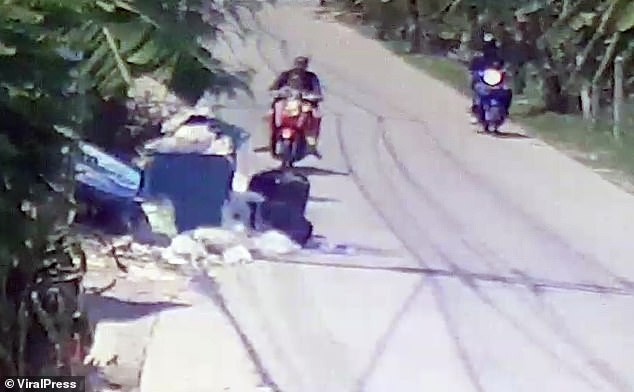 Thái Lan: Ác phụ nhẫn tâm đem con sơ sinh vẫn còn dây rốn vất lại ở bãi rác ven đường giữa trưa nắng nóng - Ảnh 1.