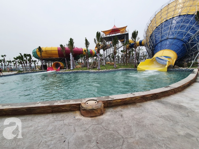 Mới mở cửa khai trương hơn 1 ngày, công viên nước Thanh Hà đã đục ngầu như ao, rác nổi khắp bể bơi - Ảnh 7.