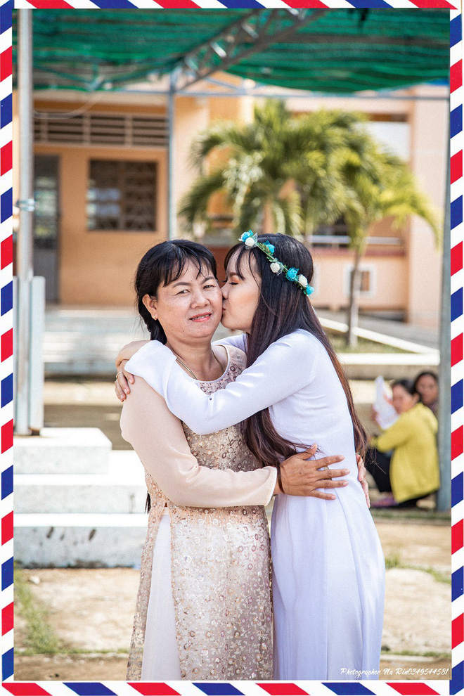 Hôn bố mẹ trong lễ tri ân, bộ ảnh đơn giản mà ý nghĩa của học sinh lớp 12 khiến nhiều người nghẹn ngào - Ảnh 3.