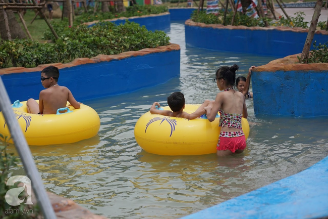 Mới mở cửa khai trương hơn 1 ngày, công viên nước Thanh Hà đã đục ngầu như ao, rác nổi khắp bể bơi - Ảnh 10.