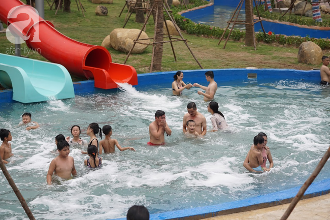 Mới mở cửa khai trương hơn 1 ngày, công viên nước Thanh Hà đã đục ngầu như ao, rác nổi khắp bể bơi - Ảnh 1.