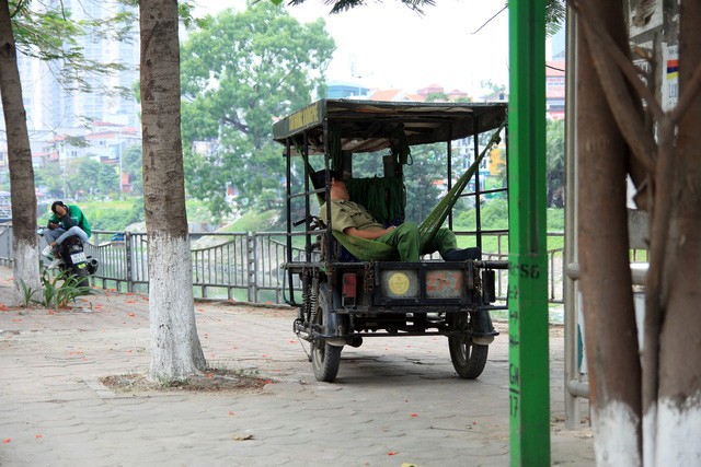 Giấc ngủ trưa vội vàng của người lao động dưới chảo lửa 40 độ C - Ảnh 3.