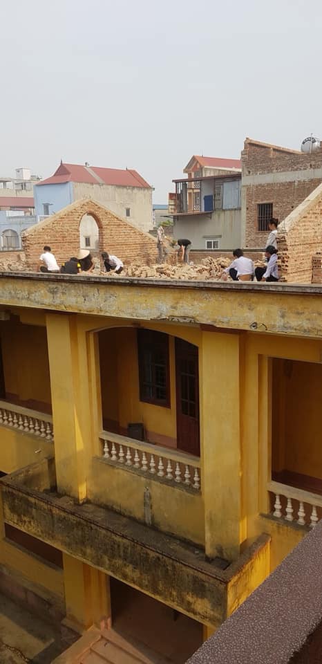 Xôn xao hình ảnh phạt 10 học sinh trèo lên mái nhà đẽo gạch giữa trời nắng nóng, hiệu trưởng nói gì? - Ảnh 1.