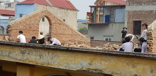 Xôn xao hình ảnh phạt 10 học sinh trèo lên mái nhà đẽo gạch giữa trời nắng nóng, hiệu trưởng nói gì? - Ảnh 3.